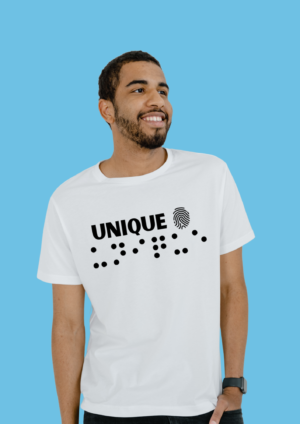 Mannequin homme portant un t-shirt avec une inscription " unique" en braille en relief, lisible au toucher. Le design allie style et accessibilité pour une mode inclusive.