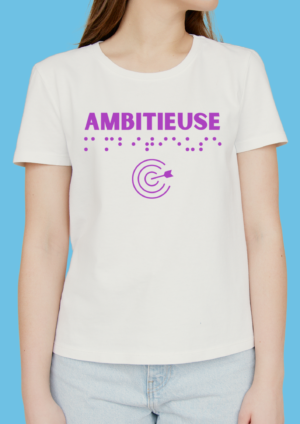 une femme portant un t shirt avec pour inscription ambitieuse en relief en braille violet. T-shirt inclusif, design accessible, mode tactile pour non-voyants et malvoyants.