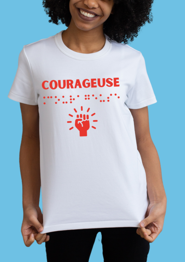 une femme portant un t shirt avec pour inscription courageuse en relief en braille rouge. T-shirt inclusif, design accessible, mode tactile pour non-voyants et malvoyants.