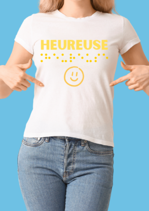 une femme portant un t shirt avec pour inscription heureuse en relief en braille jaune. T-shirt inclusif, design accessible, mode tactile pour non-voyants et malvoyants.