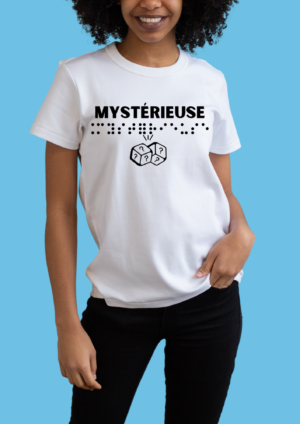 une femme portant un t shirt avec pour inscription mystérieuse en relief en braille noir. T-shirt inclusif, design accessible, mode tactile pour non-voyants et malvoyants.