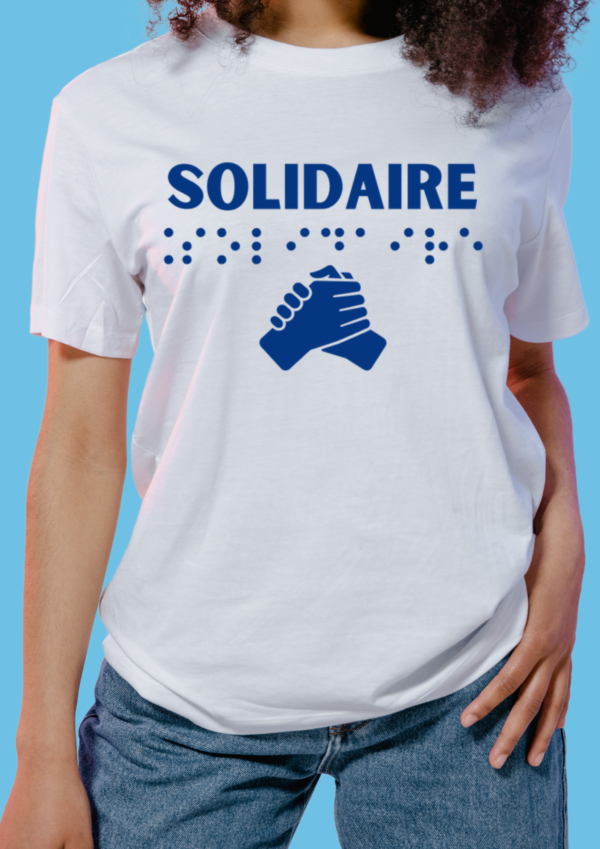 une femme portant un t shirt avec pour inscription solidaire en relief en braille bleu. T-shirt inclusif, design accessible, mode tactile pour non-voyants et malvoyants.