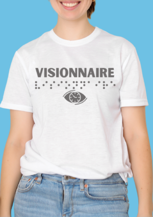 une femme portant un t shirt avec pour inscription visionnaire en relief en braille argenté. T-shirt inclusif, design accessible, mode tactile pour non-voyants et malvoyants.