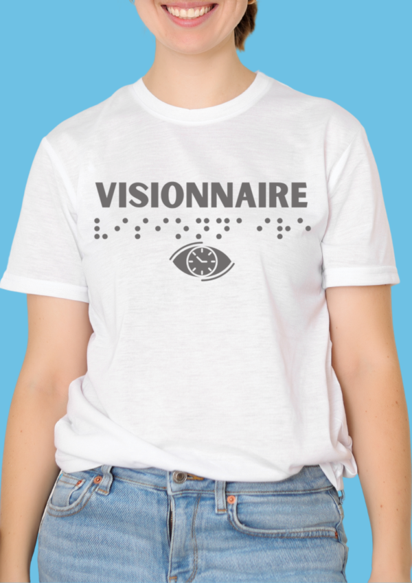 une femme portant un t shirt avec pour inscription visionnaire en relief en braille argenté. T-shirt inclusif, design accessible, mode tactile pour non-voyants et malvoyants.