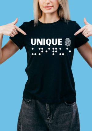 une femme portant un t shirt avec pour inscription unique en relief en braille blanc. T-shirt inclusif, design accessible, mode tactile pour non-voyants et malvoyants.