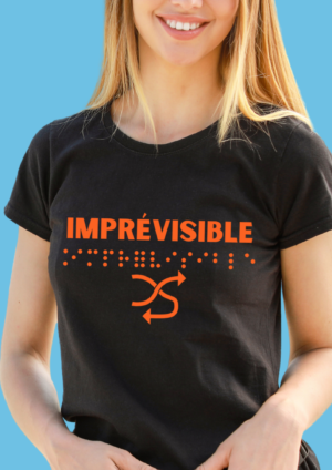 une femme portant un t shirt avec pour inscription imprévisible en relief en braille orange. T-shirt inclusif, design accessible, mode tactile pour non-voyants et malvoyants.