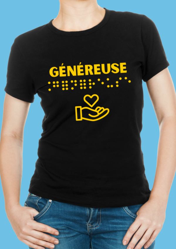 une femme portant un t shirt avec pour inscription généreuse en relief en braille doré. T-shirt inclusif, design accessible, mode tactile pour non-voyants et malvoyants.