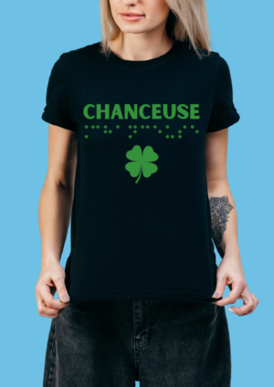 une femme portant un t shirt avec pour inscription chanceuse en relief en braille vert. T-shirt inclusif, design accessible, mode tactile pour non-voyants et malvoyants.