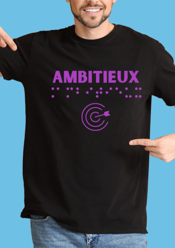 un homme portant un t shirt avec pour inscription ambitieux en reflief en braille violet. T-shirt inclusif, design accessible, mode tactile pour non-voyants et malvoyants.