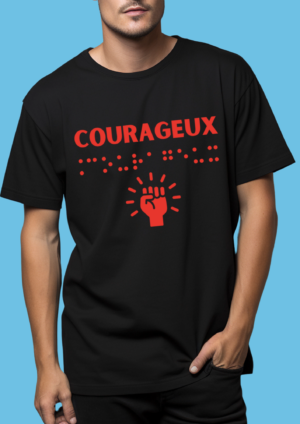 un homme portant un t shirt avec pour inscription courageux en relief en braille rouge. T-shirt inclusif, design accessible, mode tactile pour non-voyants et malvoyants.