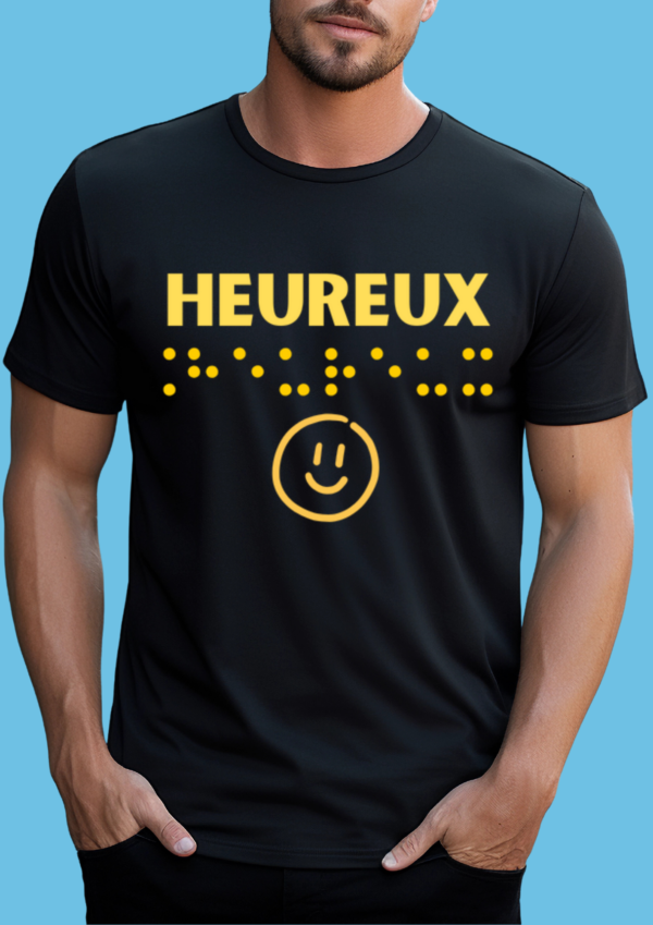 un homme portant un t shirt avec pour inscription heureux en relief en braille jaune. T-shirt inclusif, design accessible, mode tactile pour non-voyants et malvoyants.