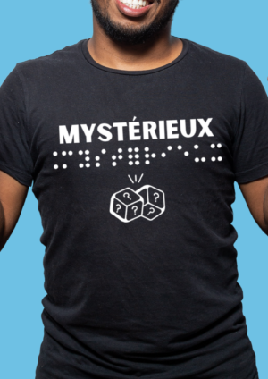 un homme portant un t shirt avec pour inscription mystérieux en braille blanc.