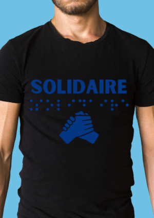 un homme portant un t shirt avec pour inscription solidaire en braille en relief bleu. T-shirt inclusif, design accessible, mode tactile pour non-voyants et malvoyants.