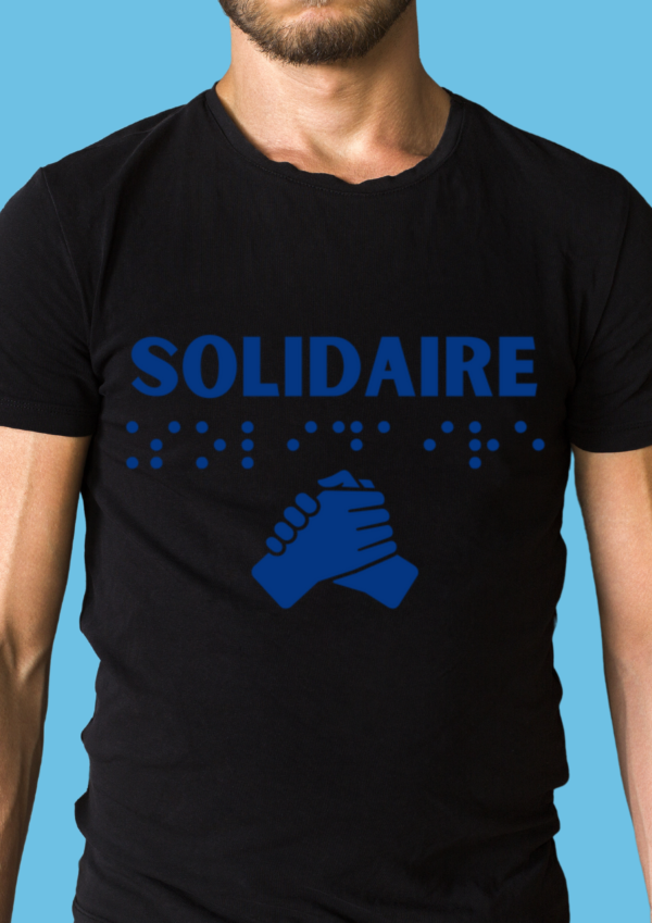 un homme portant un t shirt avec pour inscription solidaire en braille en relief bleu. T-shirt inclusif, design accessible, mode tactile pour non-voyants et malvoyants.