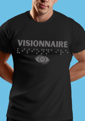 un homme portant un t shirt avec pour inscription visionnaire en relief en braille argenté. T-shirt inclusif, design accessible, mode tactile pour non-voyants et malvoyants.