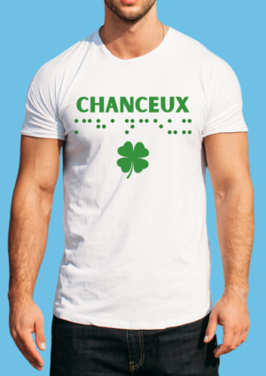 un homme portant un t shirt avec pour inscription chanceux en reflief en braille vert. T-shirt inclusif, design accessible, mode tactile pour non-voyants et malvoyants.