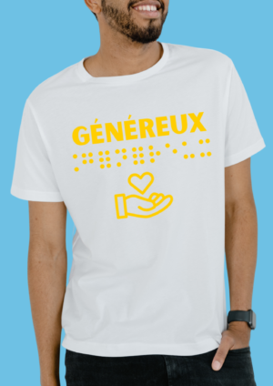 un homme portant un t shirt avec pour inscription généreux en braille en relief doré. T-shirt inclusif, design accessible, mode tactile pour non-voyants et malvoyants.