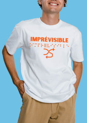 un homme portant un t shirt avec pour inscription imprévisible en braille en relief orange. T-shirt inclusif, design accessible, mode tactile pour non-voyants et malvoyants.