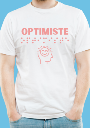 un homme portant un t shirt avec pour inscription optimiste en relief en braille rose. T-shirt inclusif, design accessible, mode tactile pour non-voyants et malvoyants.