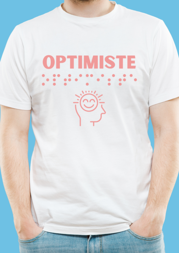 un homme portant un t shirt avec pour inscription optimiste en relief en braille rose. T-shirt inclusif, design accessible, mode tactile pour non-voyants et malvoyants.