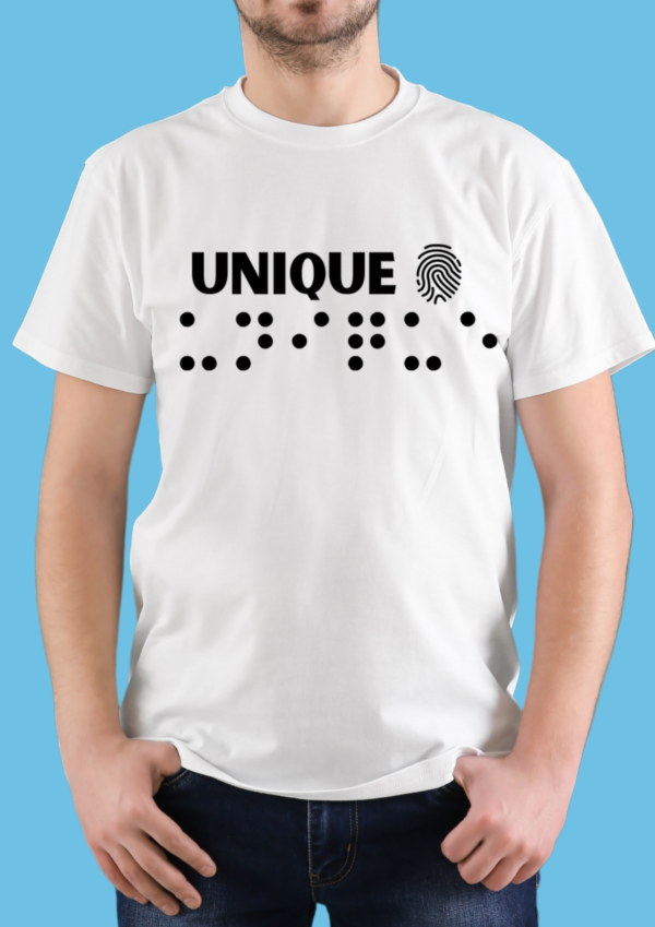 un homme portant un t shirt avec pour inscription unique en relief en braille noir. T-shirt inclusif, design accessible, mode tactile pour non-voyants et malvoyants.