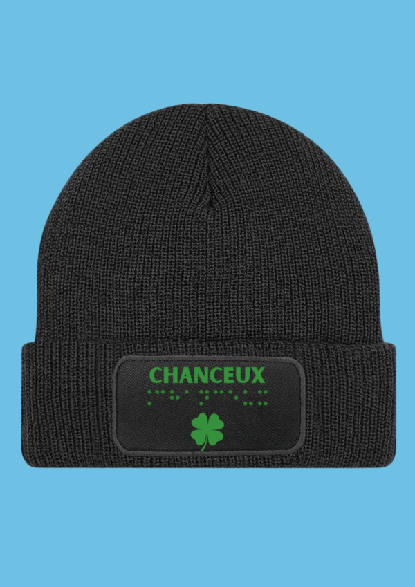 Bonnet noir avec pour inscription Chanceux en vert