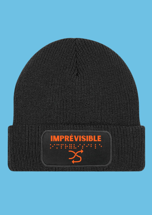 Bonnet noir avec pour inscription Imprévisible en orange