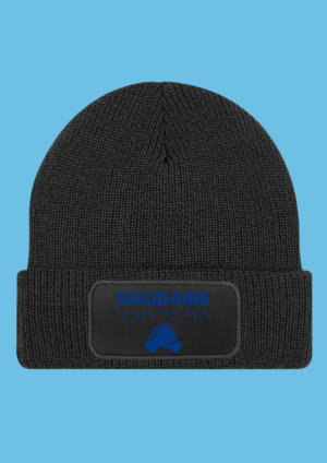 Bonnet noir avec pour inscription Solidaire en bleu