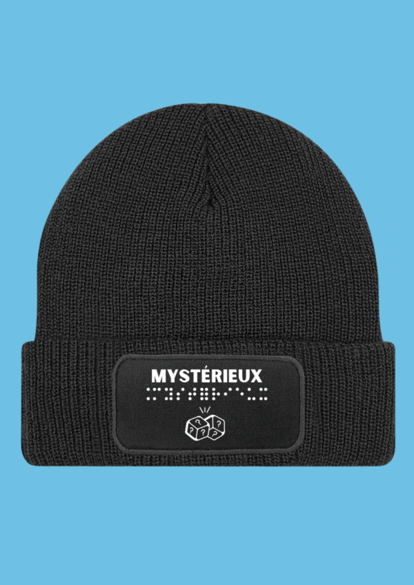 Bonnet noir avec pour inscription Mystérieux en blanc