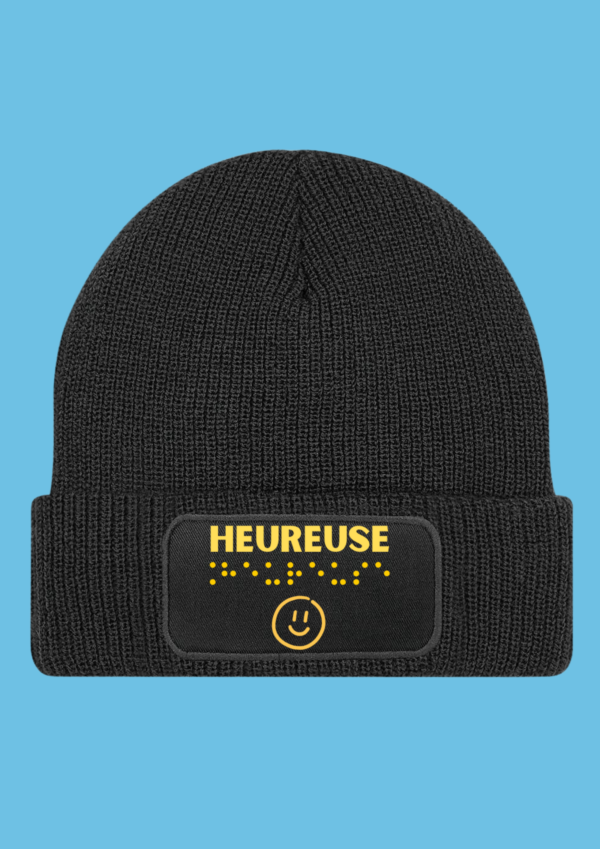 Bonnet noir avec pour inscription Heureux en jaune