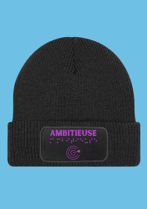 Bonnet noir avec pour inscription Ambitieuse en violet