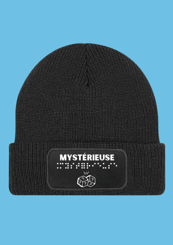 Bonnet noir avec pour inscription Mystérieux en blanc