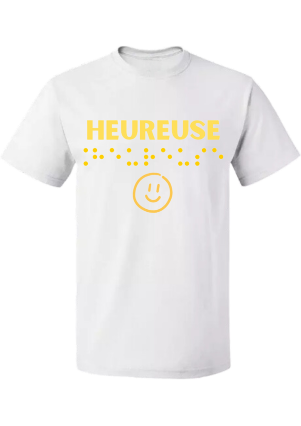 un t-shirt avec inscription " heureuse "en braille en relief. T-shirt inclusif, design accessible, mode tactile pour non-voyants et malvoyants.