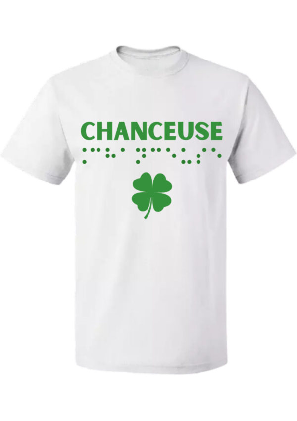 un t-shirt avec inscription " chanceuse "en braille en relief. T-shirt inclusif, design accessible, mode tactile pour non-voyants et malvoyants.