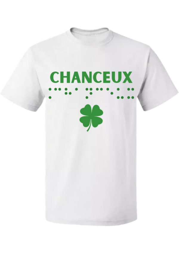 un t-shirt avec inscription " chanceux "en braille en relief. T-shirt inclusif, design accessible, mode tactile pour non-voyants et malvoyants.