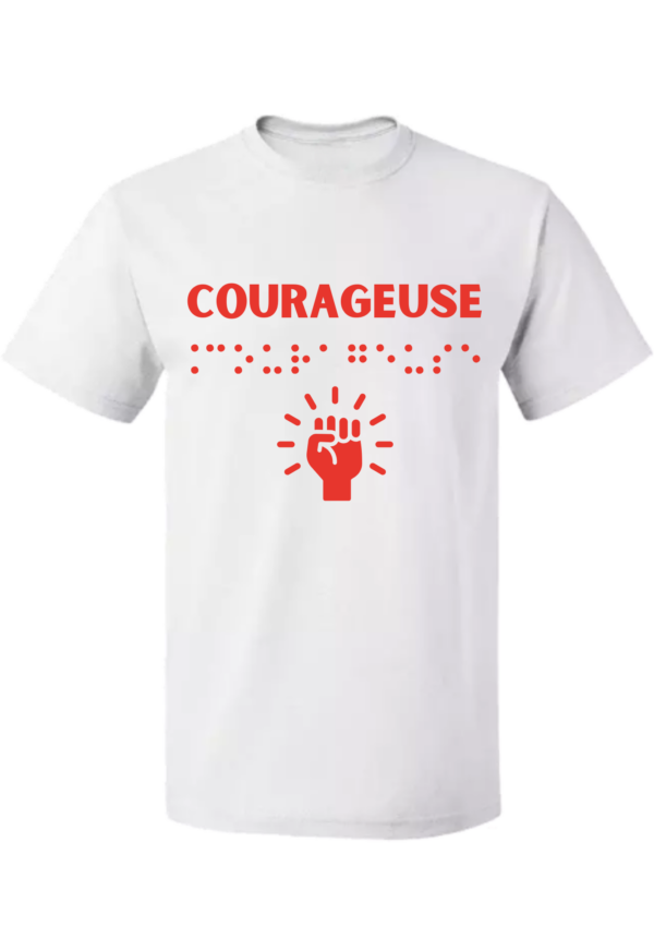 un t-shirt avec inscription " courageuse "en braille en relief. T-shirt inclusif, design accessible, mode tactile pour non-voyants et malvoyants.