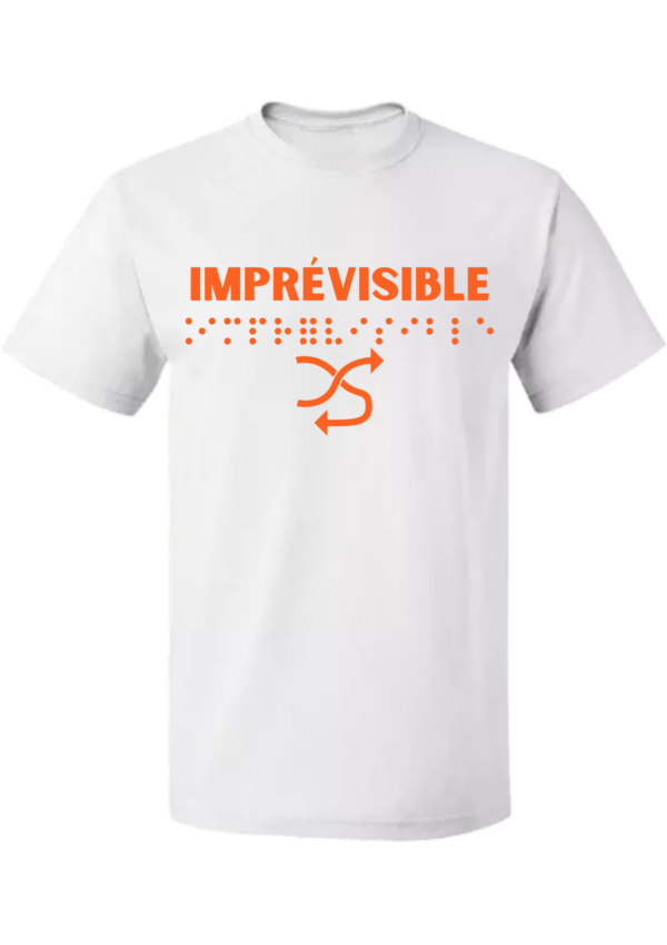 un t-shirt avec inscription " imprévisible "en braille en relief. T-shirt inclusif, design accessible, mode tactile pour non-voyants et malvoyants.