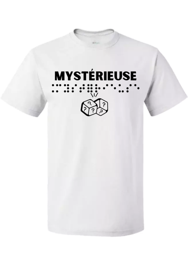 un t-shirt avec inscription " mystérieuse "en braille en relief. T-shirt inclusif, design accessible, mode tactile pour non-voyants et malvoyants.
