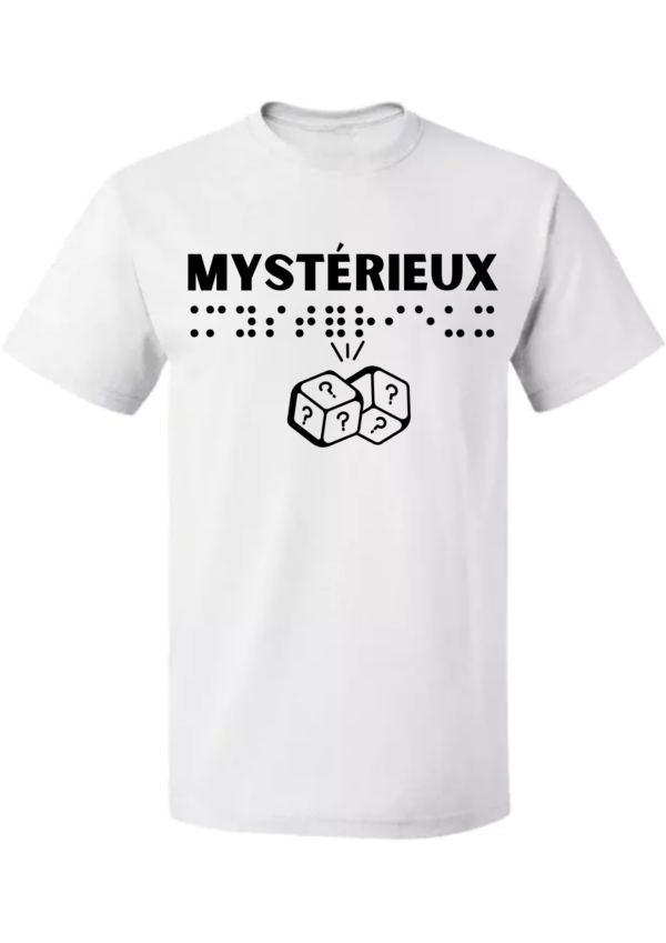 un t-shirt avec inscription " mystérieux "en braille en relief. T-shirt inclusif, design accessible, mode tactile pour non-voyants et malvoyants.