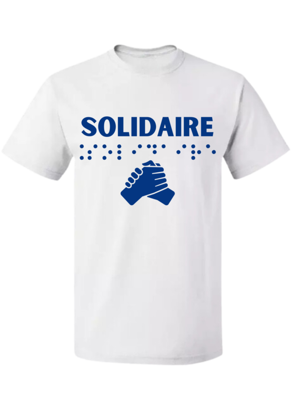 un t-shirt avec inscription " solidaire "en braille en relief. T-shirt inclusif, design accessible, mode tactile pour non-voyants et malvoyants.