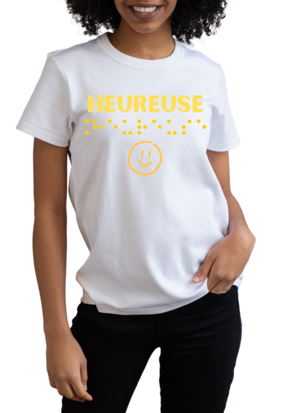 un mannequin femme portant un t-shirt avec inscription " heureuse "en braille en relief. T-shirt inclusif, design accessible, mode tactile pour non-voyants et malvoyants.