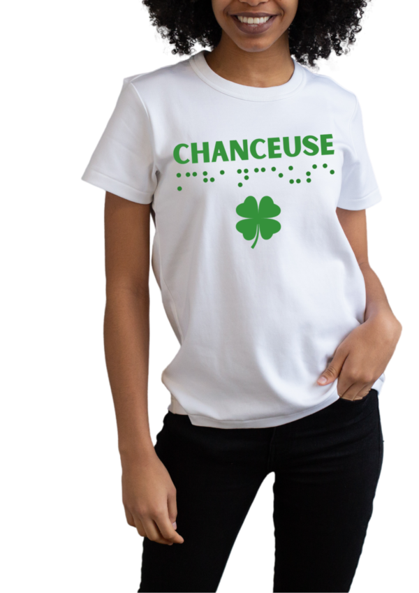 un mannequin femme portant un t-shirt avec inscription " chanceuse "en braille en relief. T-shirt inclusif, design accessible, mode tactile pour non-voyants et malvoyants.