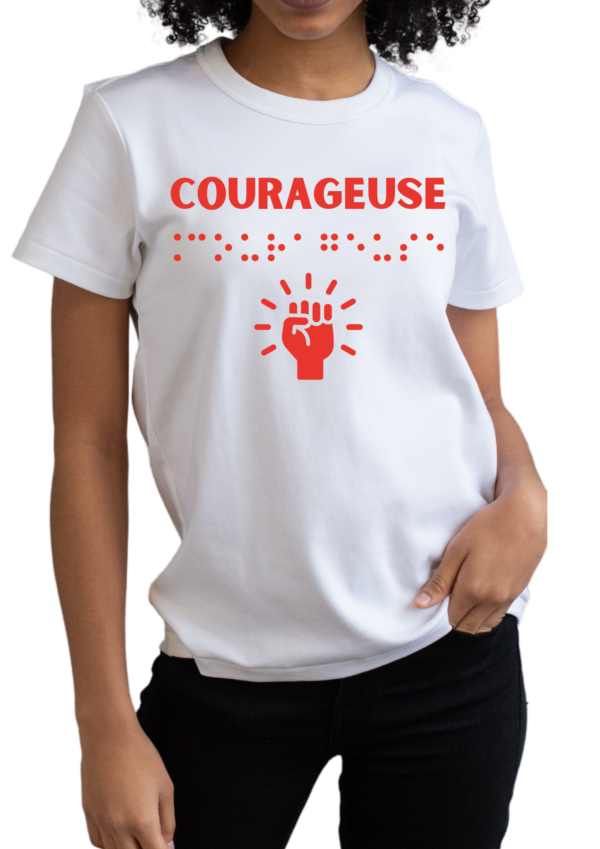 un mannequin femme portant un t-shirt avec inscription " courageuse "en braille en relief. T-shirt inclusif, design accessible, mode tactile pour non-voyants et malvoyants.