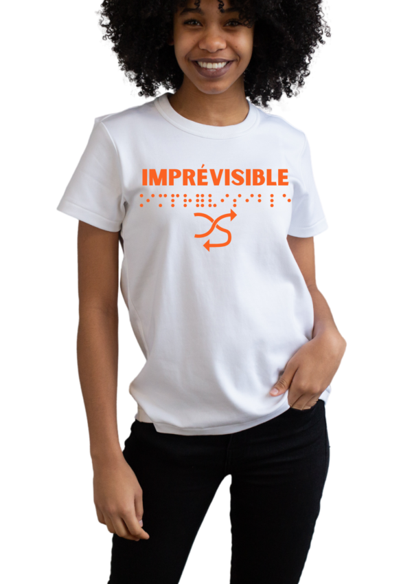un mannequin femme portant un t-shirt avec inscription " imprévisible "en braille en relief. T-shirt inclusif, design accessible, mode tactile pour non-voyants et malvoyants.