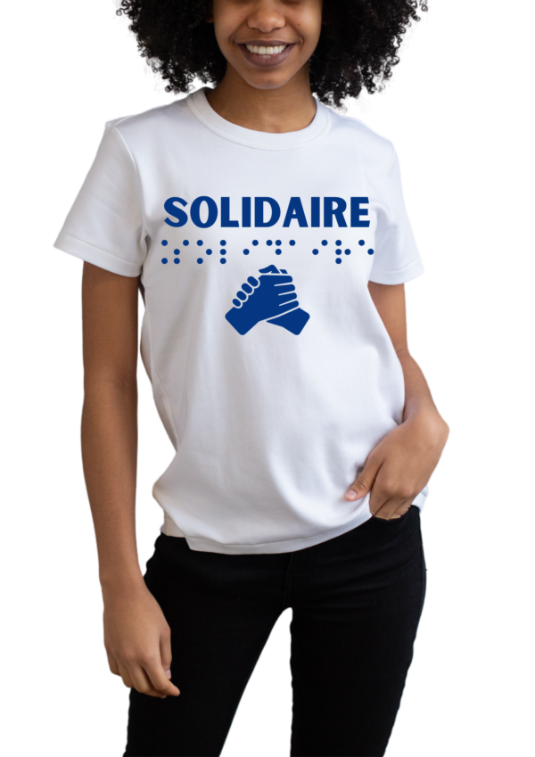 un mannequin femme portant un t-shirt avec inscription " solidaire "en braille en relief. T-shirt inclusif, design accessible, mode tactile pour non-voyants et malvoyants.