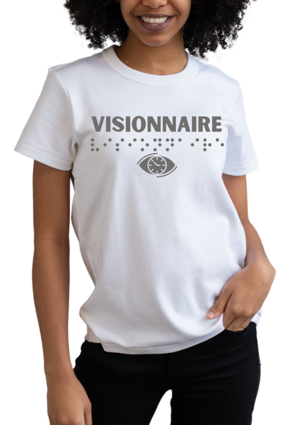 Mannequin femme portant un t-shirt avec inscription " visionnaire"en braille en relief. T-shirt inclusif, design accessible, mode tactile pour non-voyants et malvoyants.