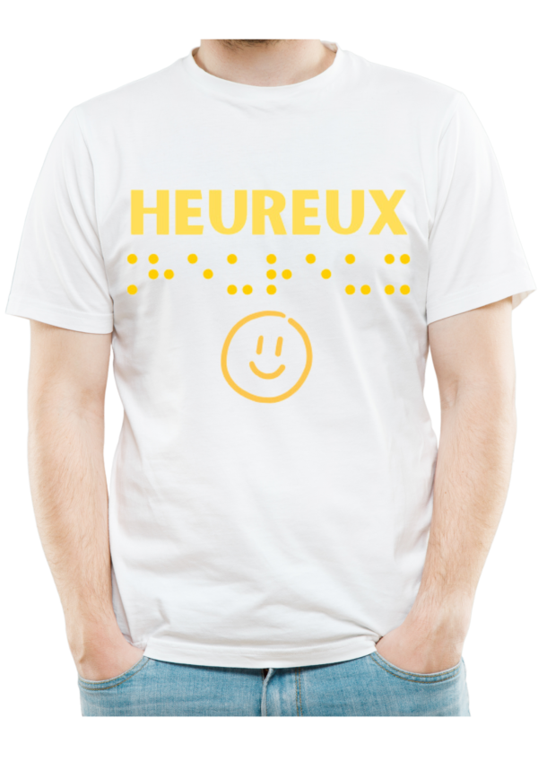 un mannequin homme portant un t-shirt noir avec inscription " heureux "en braille en relief. T-shirt inclusif, design accessible, mode tactile pour non-voyants et malvoyants.