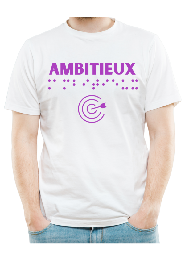 un mannequin homme portant un t-shirt avec inscription " ambitieux "en braille en relief. T-shirt inclusif, design accessible, mode tactile pour non-voyants et malvoyants.