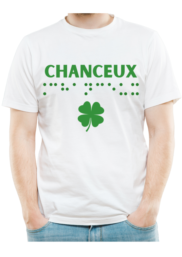 un mannequin homme portant un t-shirt avec inscription " chanceux "en braille en relief. T-shirt inclusif, design accessible, mode tactile pour non-voyants et malvoyants.