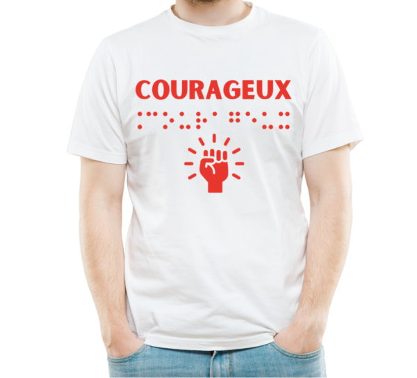 un mannequin homme portant un t-shirt avec inscription " courageux "en braille en relief. T-shirt inclusif, design accessible, mode tactile pour non-voyants et malvoyants.